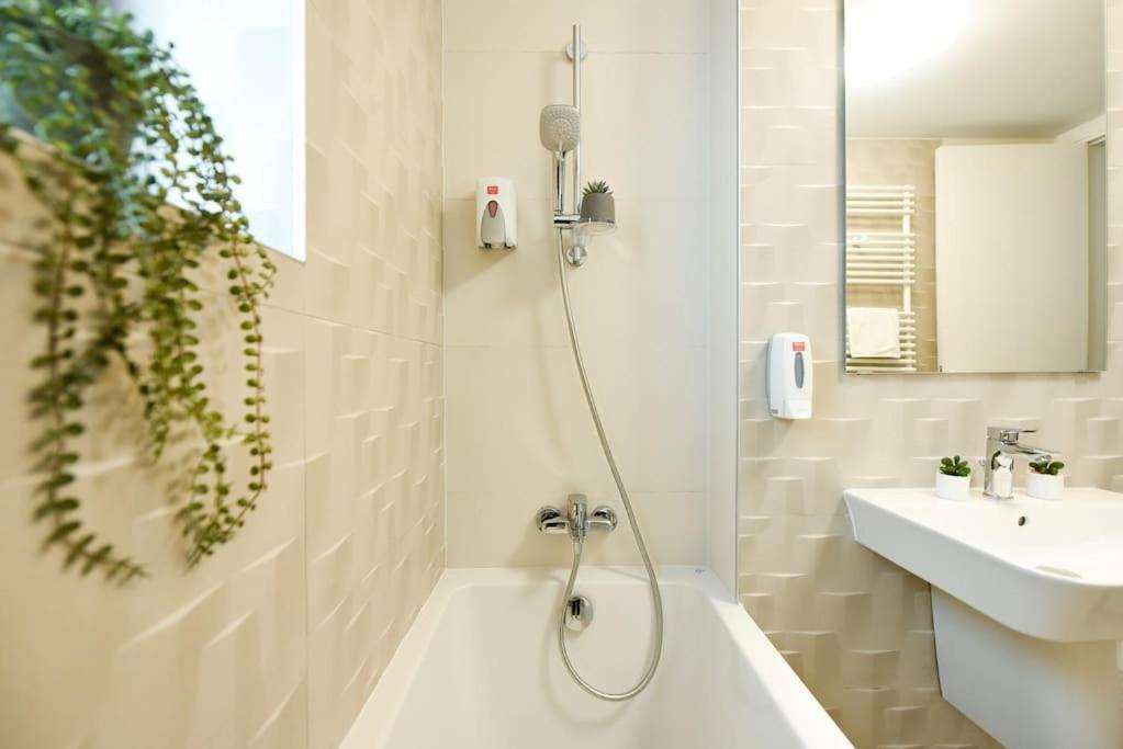 Pink Cloud Apartment บูคาเรสต์ ภายนอก รูปภาพ